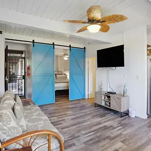 Airy Less Than 1 Mi To And Town Apartment Kailua-Kona